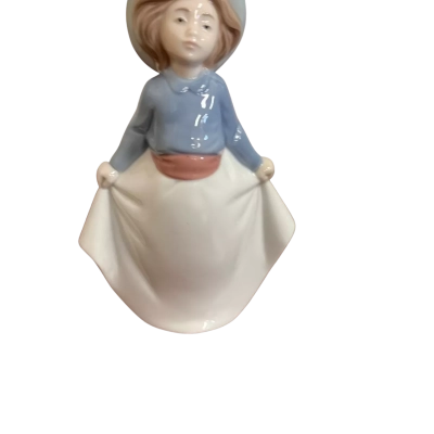 Vintage Nao Daisa by Lladro Girl Holding Dress in Straw Hat Figurine 1290