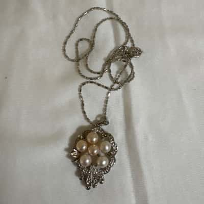  Women's Silver Tone Necklace with a Pendant featuring 5 Faux Pearls & Clear Rhinestones 