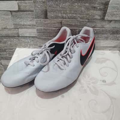 Nike Tiempo Mens Size 9.5 Soccer/Football Boots  