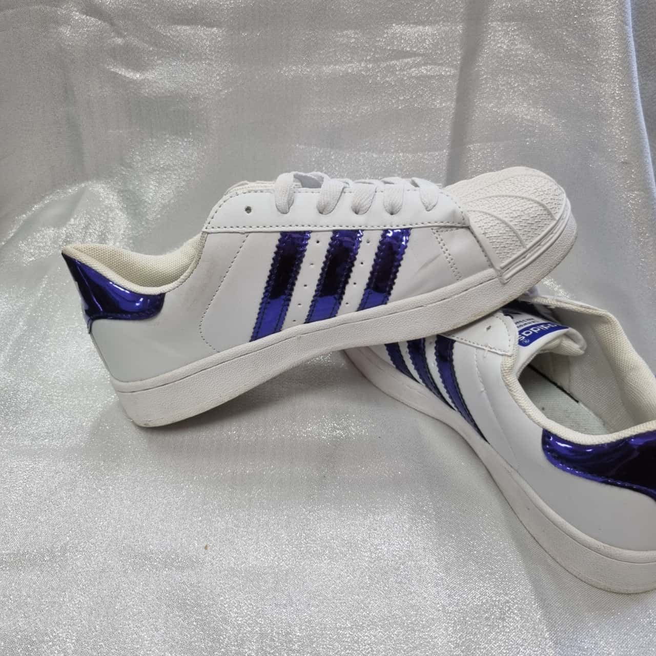 Adidas Womens Size US8 White/Metallic 