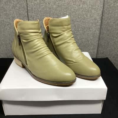 Victoria Hill Boots BNWOT Womens  Size 8 Beige 