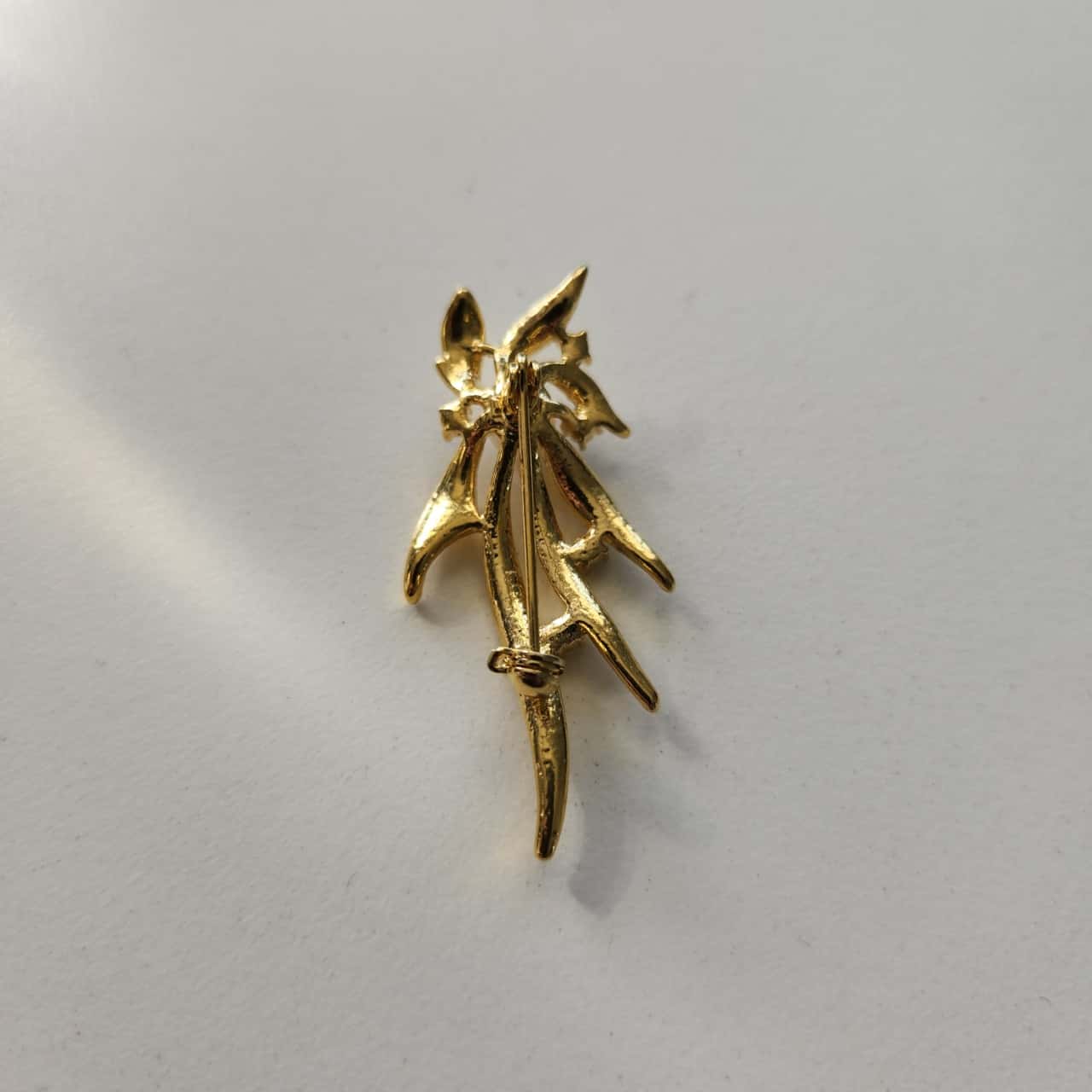 Costume jewellery gold brooch with crystals and a pearl