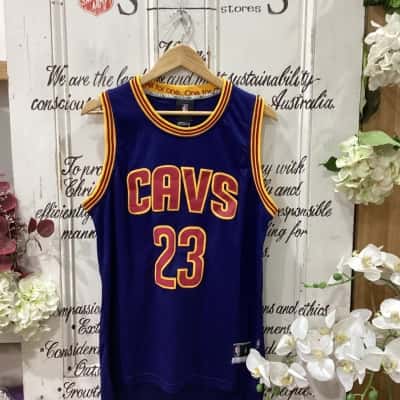NBA BRAND! JERSEY VEST! BASKETBALL CLEEVELAND CAVALIERS! NO; 23 MARQUEE PLAYER "KING" LE BRON JAMES! NOSTALGIA AT ITS FINEST UNISEX Size 44 / S Jersey Gold / Maroon / Navy Blue / Pattern 