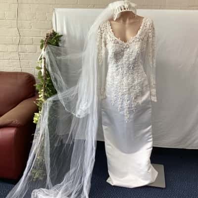  Womens  Size 12 White wedding dress 