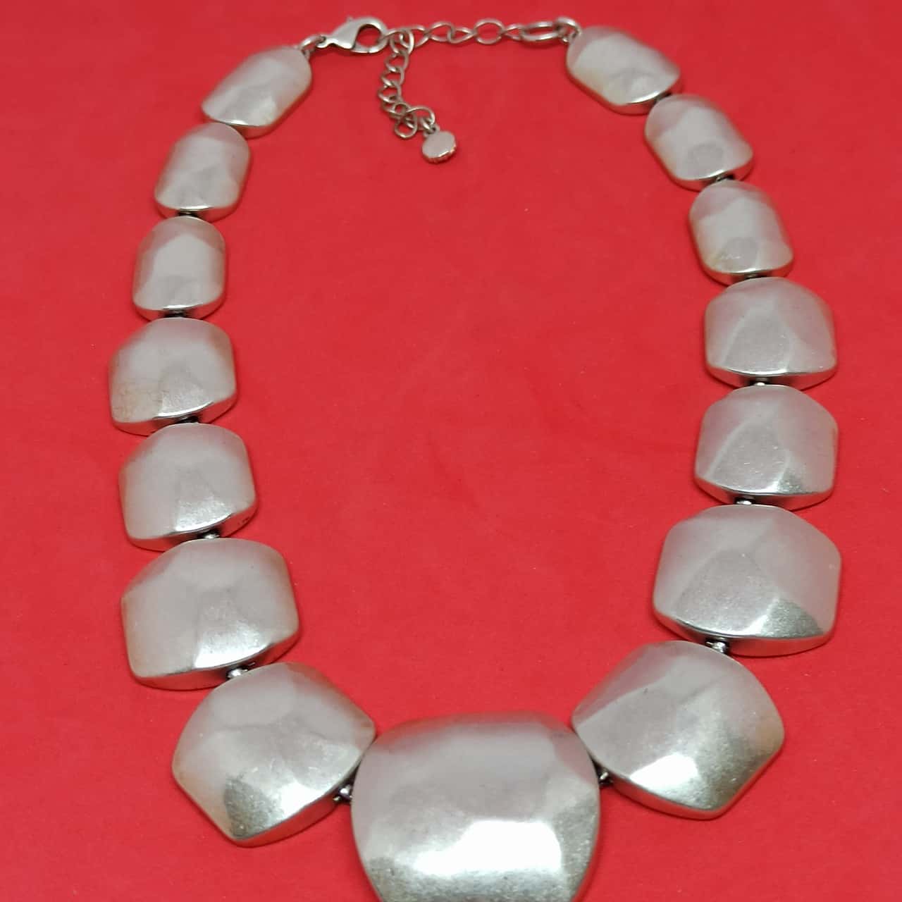 Women's Costume Jewellery Silver Pebbles Necklace with charm at clasp. (7e)