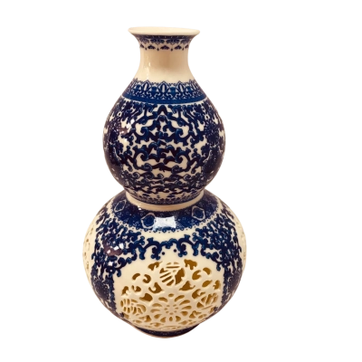 Chinese handmade blue and white porcelain vase Jingdezhen China