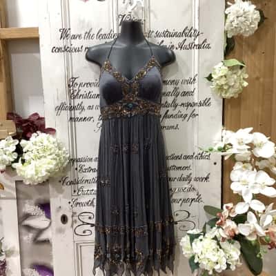 Liz Jordan Brand! ABSOLUTELY EXQUISITE BEADED ACCENTS ON 100% SILK DRESS! Womens  Size 8 Cocktail Dress / Midi Dress / Sleeveless Dress  Grey 