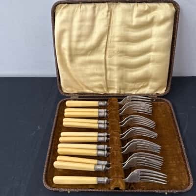 Sheffield Razor Steel 12 fish forks in case