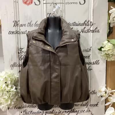D-LUXE BASICS BRAND! Womens  Size S Brown! BNWT! STUNNING PUFFER CROPPED VEST! CHOCOLATE BROWN IN COLOUR! GREAT FOR ADDING A LITTLE FLARE TO ANY OUTFIT!