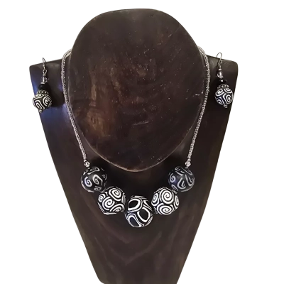  Womens Black  / White Necklace and Earring Set