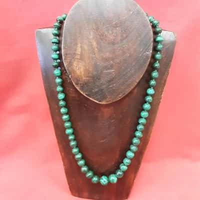 Vintage style dark green graduated  malachite beaded necklace 