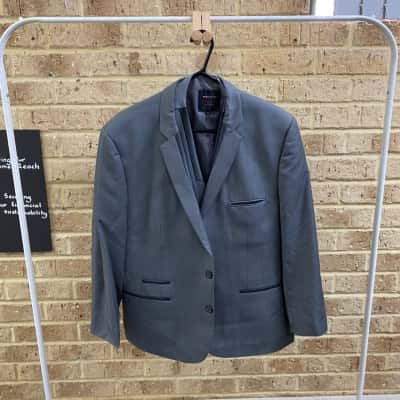 Politix Mens grey suit & vest Size XXL 
