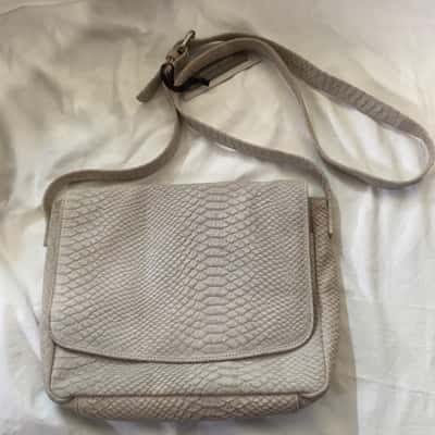 Urbancode Cross body bag  Cream