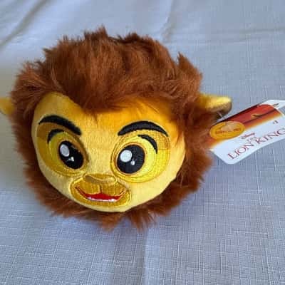 Disney Lion King Simba Squeezamal plush toy.  It is a soft and squishy collectible toy.  It is part of a range of Lion King characters available as Squeezamals. (B14)