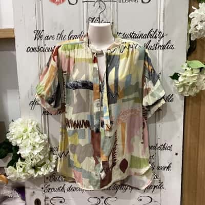 LAYERD BRAND! NWOT MADE IN MELBOURNE! STUNNING ABSRACT ART PATTERN SHIRT! Womens  Size 10 Short Sleeve Top / V-Neck Top Multicoloured / Pattern 