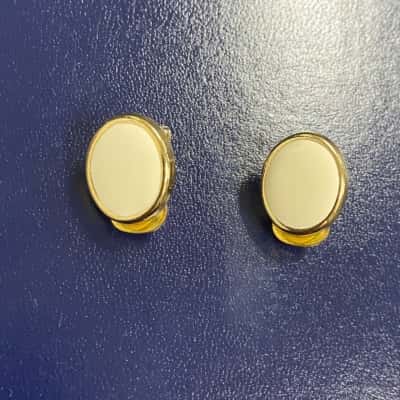  Womens Vintage Cream Centred Oval with Gold Tone Rim Clip On Earrings
