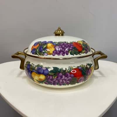 Vintage Cornucopia enamelware Covered 3.0Lt Casserole with Brass handles 
