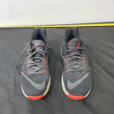 Nike Mens  Size 10.5 Sneakers Black  / Red 