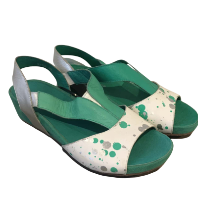 NWOT Django & Juliette  Womens  Size 39 Green / Silver / White Summer Comfort Sandals.   (CAB2)