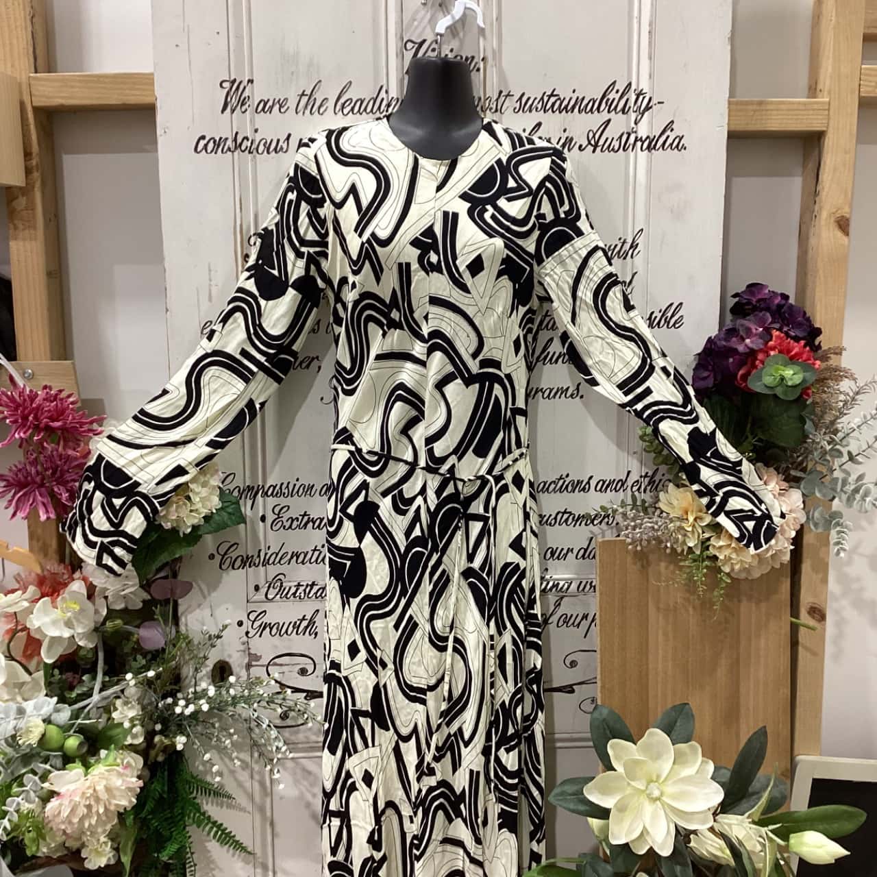 Dissh Brand! BNWT RRP $199.99! GORGEOUS MAXI DRESS! Womens Size 10 Long  Sleeve / Maxi Dress Beige / Black / Pattern (s)