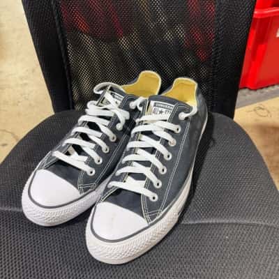 Converse Mens Chuck Taylor’s Size 11 Sneakers Black  / White 