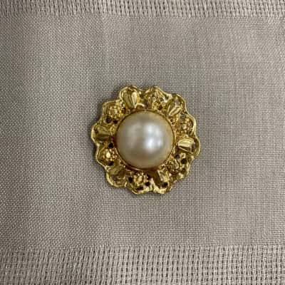  Womens Gold Tone and Faux Pearl Brooch/Scarf Clip