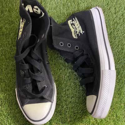 Levi's Unisex  Size 4 Sneakers Black  / White 