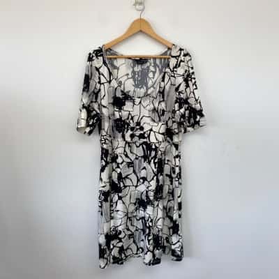 Basque Black White Floral Short Sleeve Mini Dress  Size 16 