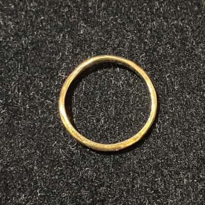 9CT GOLD SINGLE BAND RING - shaped to wear with another ring
