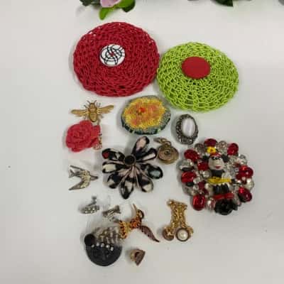 Assorted bag of brooches-please read description 