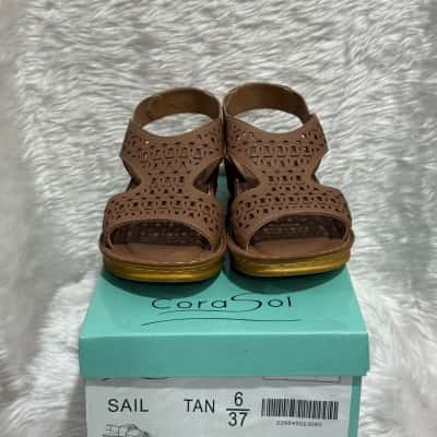  Womens  Size 6 Brown sandals 