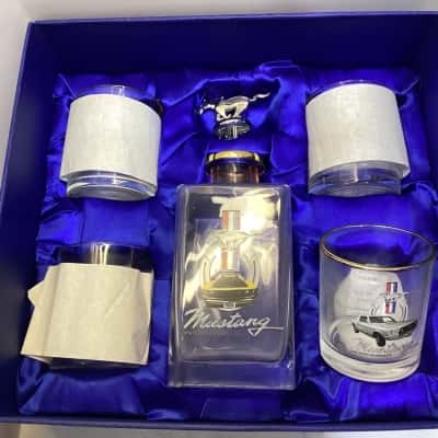 Collectable Bradford Exchange Ford Mustang Decanter with 4 matching glasses and stylish Mustang stopper