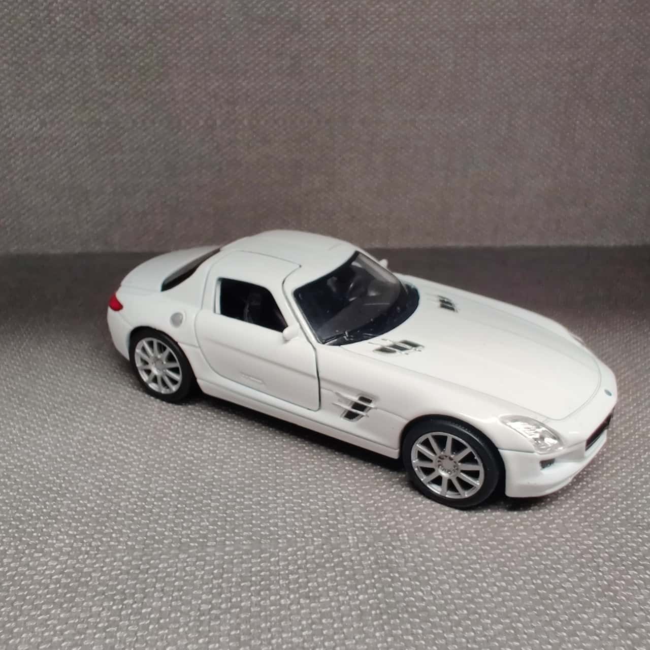 Voiture Miniature de Collection - WELLY 1/24 - MERCEDES-BENZ AMG GT-R