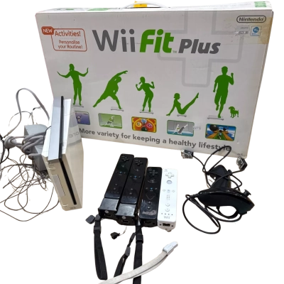 Nintendo Wii  Console/ Wii Fit Plus bundle 