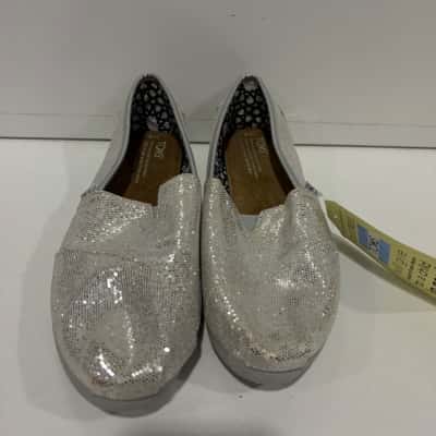  Womens  Toms Size 8 Loafers Silver 