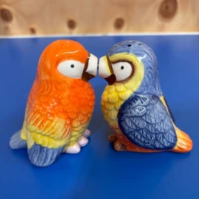 X1 set of bird sale & pepper shakers - magnet beaks so then join together 