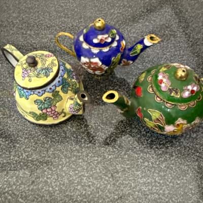 Vintage Chinese miniature cloisonné teapots, each features delicate, handmade floral designs and a gold trim, the style is characteristic of mid-century oriental teaware traditions. (B13)