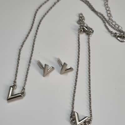  Womens Bracelet / Earrings / Necklace Set