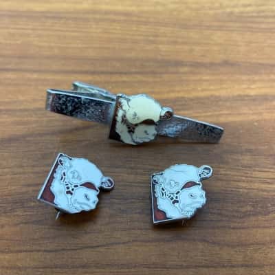 Tie pin and cufflinks with image of a bull
