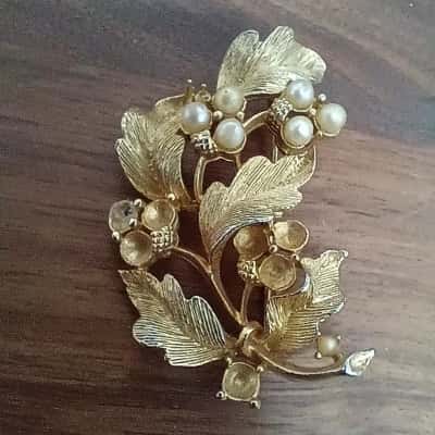 Vintage Golden / Pearl Brooch