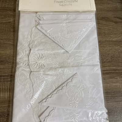 Finesse Collection Embroidered & Scalloped Table Cloth & Six Napkins Set 72” Round