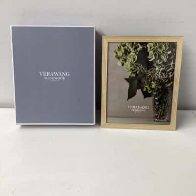 NEW - VERA WANG Wedgewood " With Love Pearl"  8 x 10 frame 