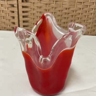 Vintage red & white ruffled handkerchief tulip art glass vase from the mid-century 1960s–1970s collectable 