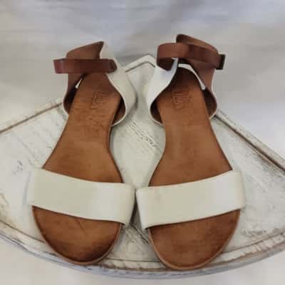 Wittner size 38 White full leather ankle strap style flat sandal
