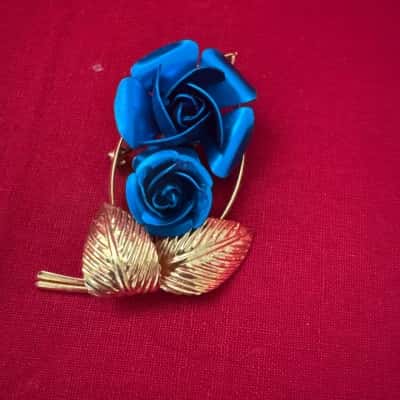  Women's Gold Tone Brooch featuring Two Blue Roses with Textured Leafs