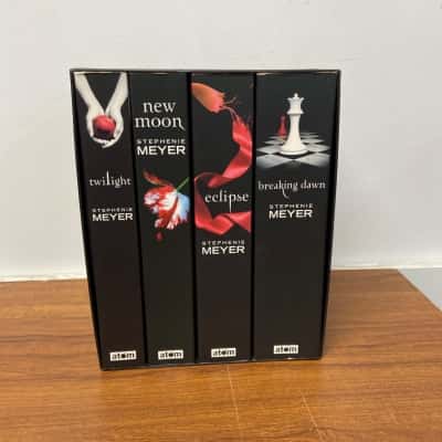 Box set of Twilight Saga books by Stephenie Meyer vol 1-4