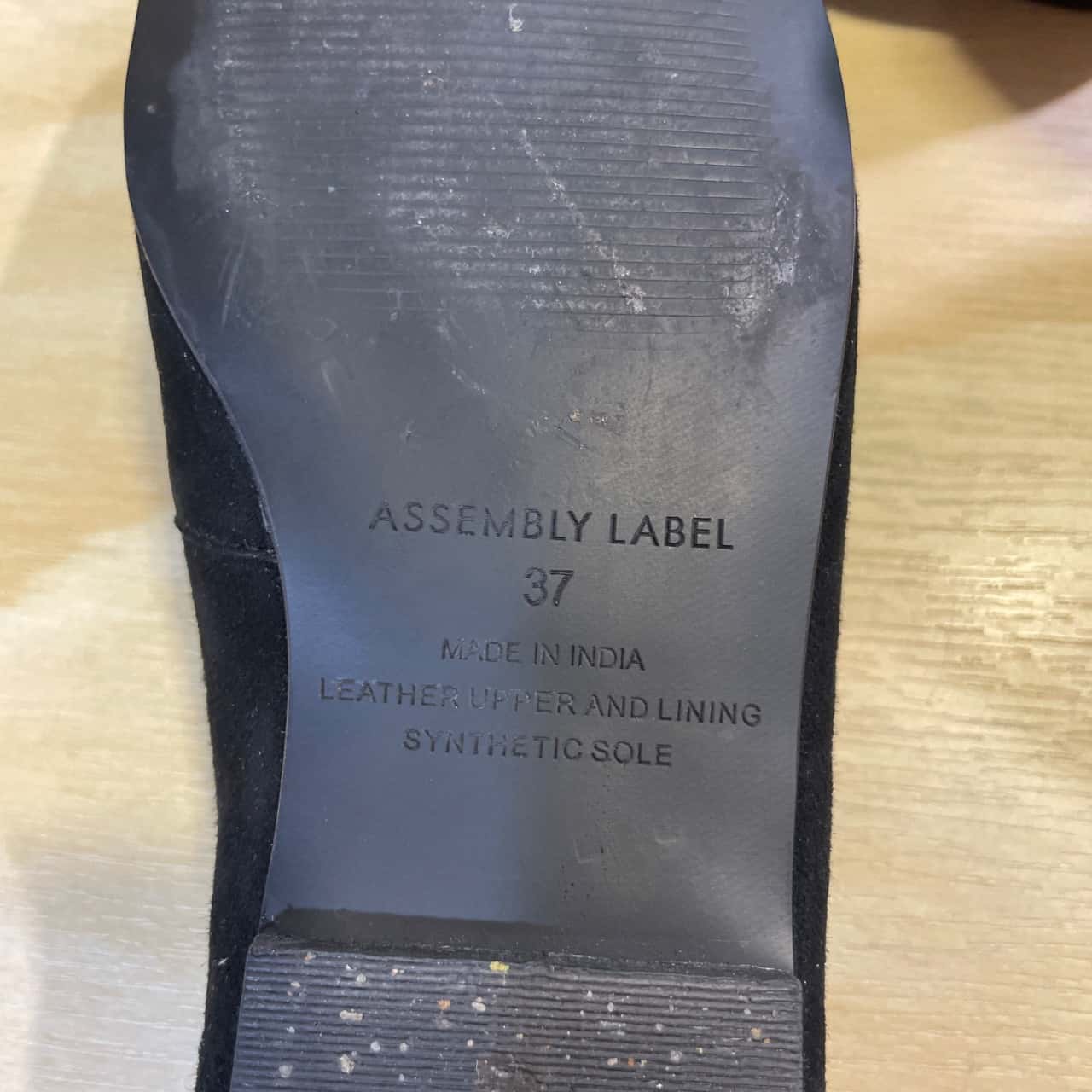 Assembly Label Part Assembly Label Womens Shoes Size 37 Black (s) - Used Good | Salvos Stores