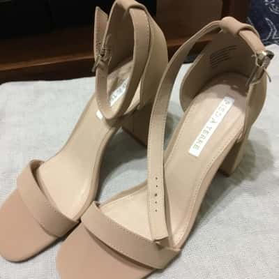 Pied A Terre Womens  Size 9 Nude