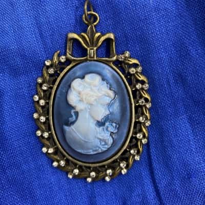  Womens cameo Pendant. Blue with diamantés. 