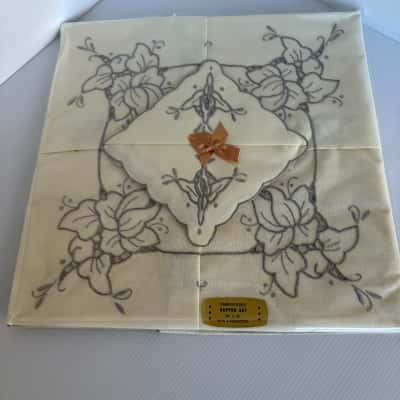 Machine Embroidered Teacloth with 4 Napkins